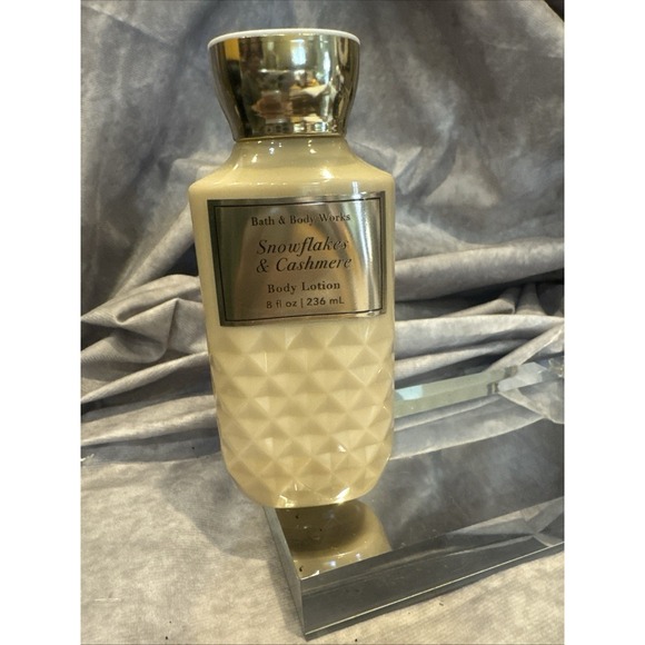 SNOWFLAKES and CASHMERE Body Lotion Bath & Body Works 8fl oz  New‎ - Picture 1 of 1